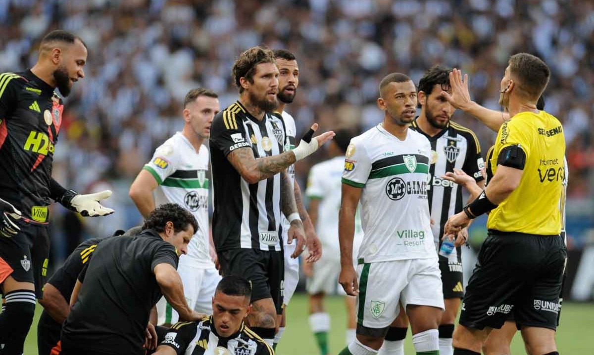 No lance da expulsão de Cauan Barros, do América, o árbitro Vinícius Gomes do Amaral não foi chamado pelo VAR para rever o lance -  (crédito: Alexandre Guzanshe/EM/D.A Press)