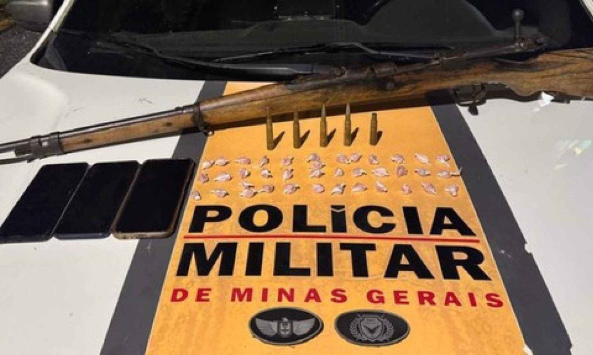 Fuzil apreendido pela Pol&iacute;cia Militar Rodovi&aacute;ria (PMRv) na BR-265, em S&atilde;o Jo&atilde;o del Rei  -  (crédito: PMRv/Divulga&ccedil;&atilde;o)