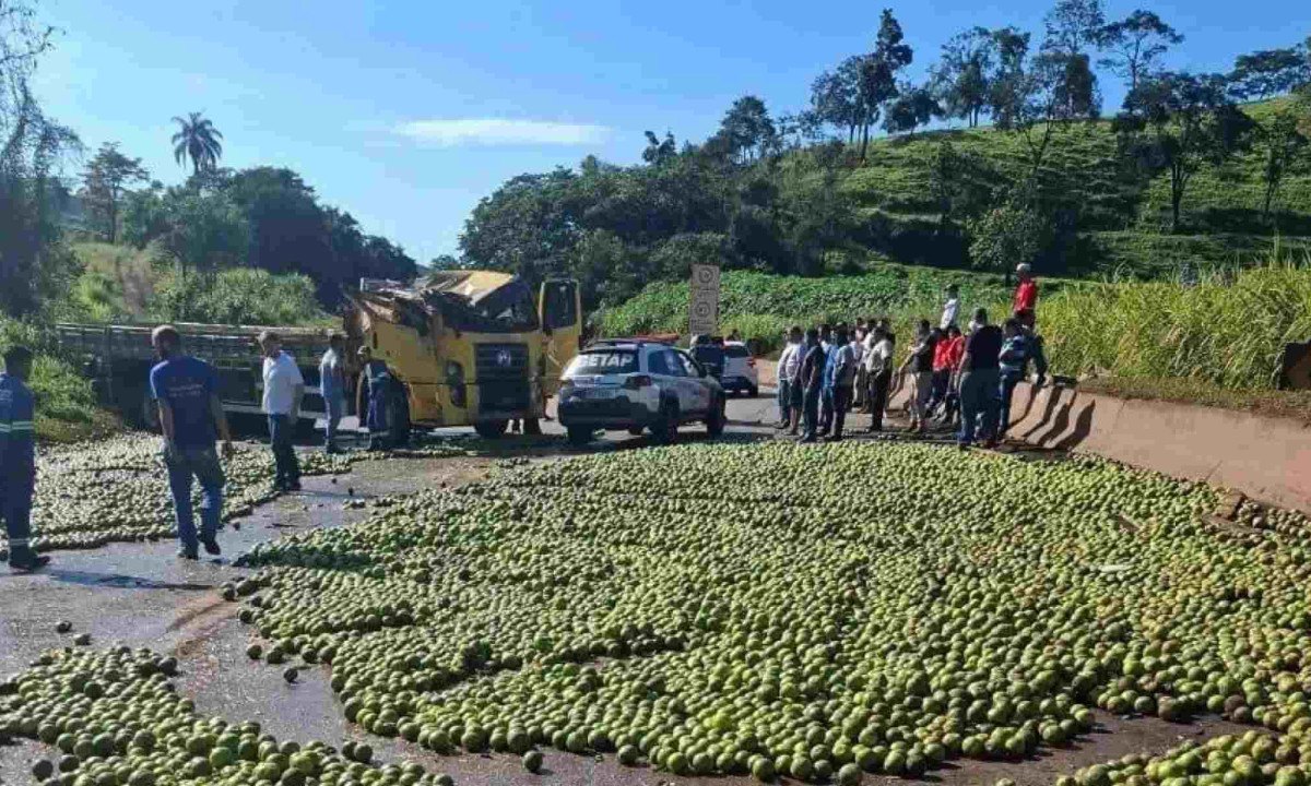 Acidente envolvendo caminhão carregado de laranjas fechou a pista da BR-040 no meio da manhã desta quarta-feira (12/3) -  (crédito: Redes sociais)