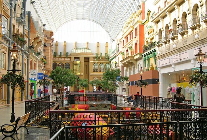 West Edmonton Mall (Edmonton, Canadá) - O empreendimento abrange 800 lojas e variadas alternativas de entretenimento como um parque aquático interno, pista de patinação no gelo, montanha russa e minipista de golfe.
