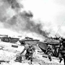 COM O OBJETIVO DE TOMAR IWO JIMA PARA fazer do local uma BASE AÉREA PARA BOMBARDEIOS SOBRE O JAPÃO, 110 MIL SOLDADOS AMERICANOS DESEMBARCARAM NA ILHA