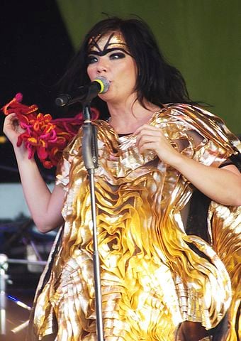 Björk - A cantora islandesa diz que acredita nela mesma e que, ao enfrentar um problema, não reza para nenhum Deus. Ela mesma resolve. -deep_schismic wikimedia commons