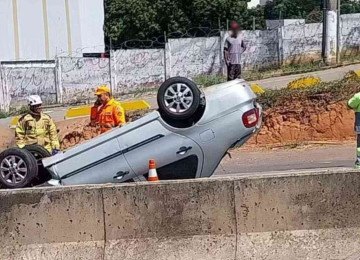 Segundo a PMRv, o carro capotou depois que a motorista perdeu o controle da direção e bateu em uma mureta -  (crédito: Reprodução/Redes sociais)