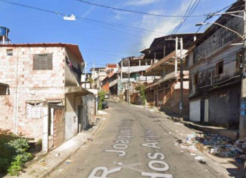 Jovem foi encontrado na Rua Joaquim Teixeira dos Anjos com ferimentos de bala na cabeça, tórax e um dos braços -  (crédito: Reprodução/Google Street View)