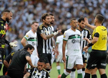 No lance da expulsão de Cauan Barros, do América, o árbitro Vinícius Gomes do Amaral não foi chamado pelo VAR para rever o lance -  (crédito: Alexandre Guzanshe/EM/D.A Press)