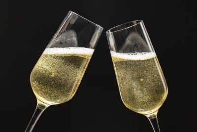 O champagne é um tipo de vinho conhecido por suas borbulhas e é produzido na região de Champagne, no Nordeste da França -  (crédito: Freepik)