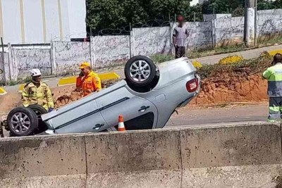 Segundo a PMRv, o carro capotou depois que a motorista perdeu o controle da direção e bateu em uma mureta -  (crédito: Reprodução/Redes sociais)