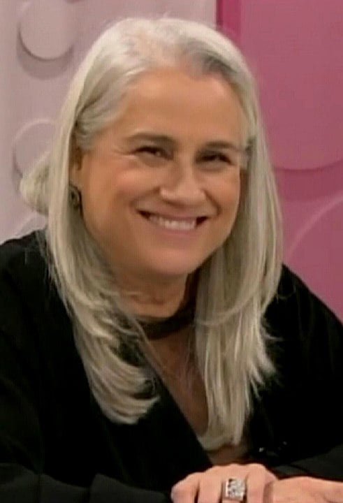 Vera Holtz - A atriz paulista, que chegou a pensar em ser freira, não crê mais em Deus. Ela diz que gostava de acompanhar os rituais religiosos por causa da beleza teatral que eles têm. Ela considera esse universo sedutor. -TV Brasil wiki commons