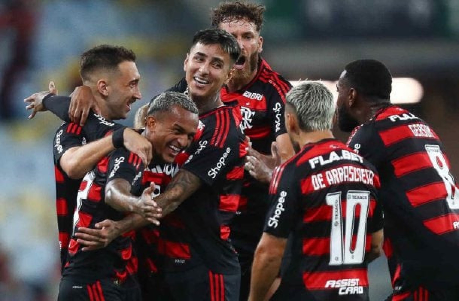 Com gols de Wesley e Juninho, Flamengo vence Fluminense no primeiro jogo da final