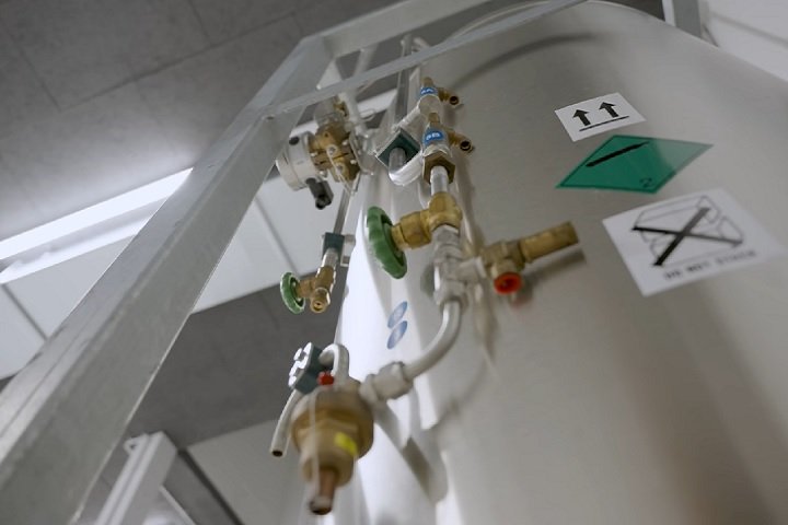 Durante o procedimento da empresa alemã, os corpos são resfriados abaixo de zero, mas sem congelamento, para evitar a formação de cristais de gelo que destruiriam os tecidos.