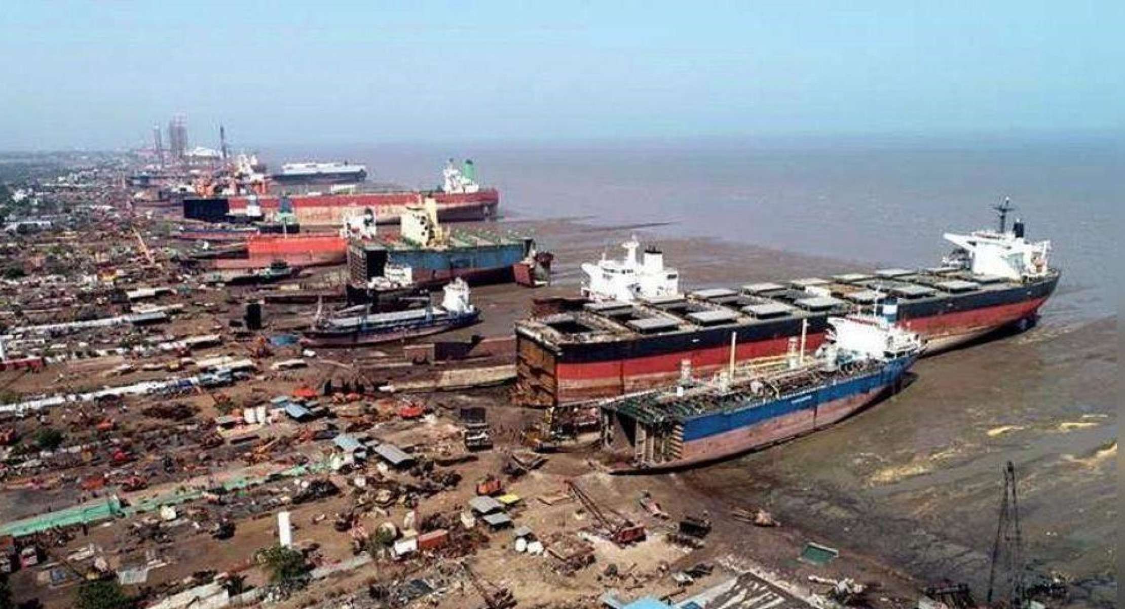 Conhecida como "cemitério de navios", a Praia de Alang é palco do desmonte de embarcações que liberam amianto e óleo 