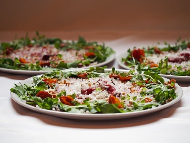 Carpaccio Ã© um prato italiano feito a partir de carne ou de peixe cru, cortado em fatias finas, e Ã© comumente servido como um aperitivo ou antepasto. Entre as verduras que podem compor este prato estÃ¡ justamente o poderoso e saudÃ¡vel agriÃ£o. 