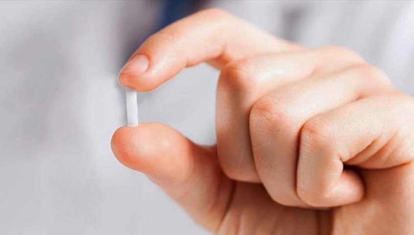 Esses dispositivos, conhecidos como chips ou pellets, são uma forma reconhecida de administração de medicamentos, como no caso de implantes anticoncepcionais. 
