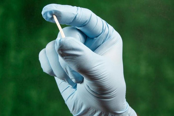 Os chips hormonais, ou pellets, são reconhecidos pela ciência como uma forma válida de medicação, com alguns modelos aprovados pela Anvisa, como os implantes anticoncepcionais. 