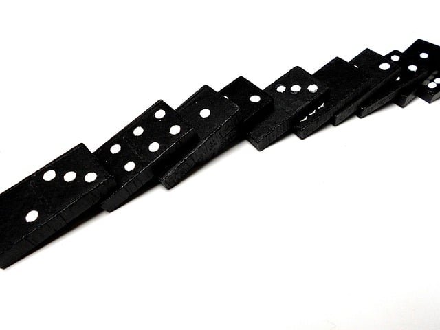 O dominó também tem um papel importante na educação. Muitos professores utilizam as peças para ensinar conceitos de matemática, como adição, subtração, e até mesmo padrões numéricos.