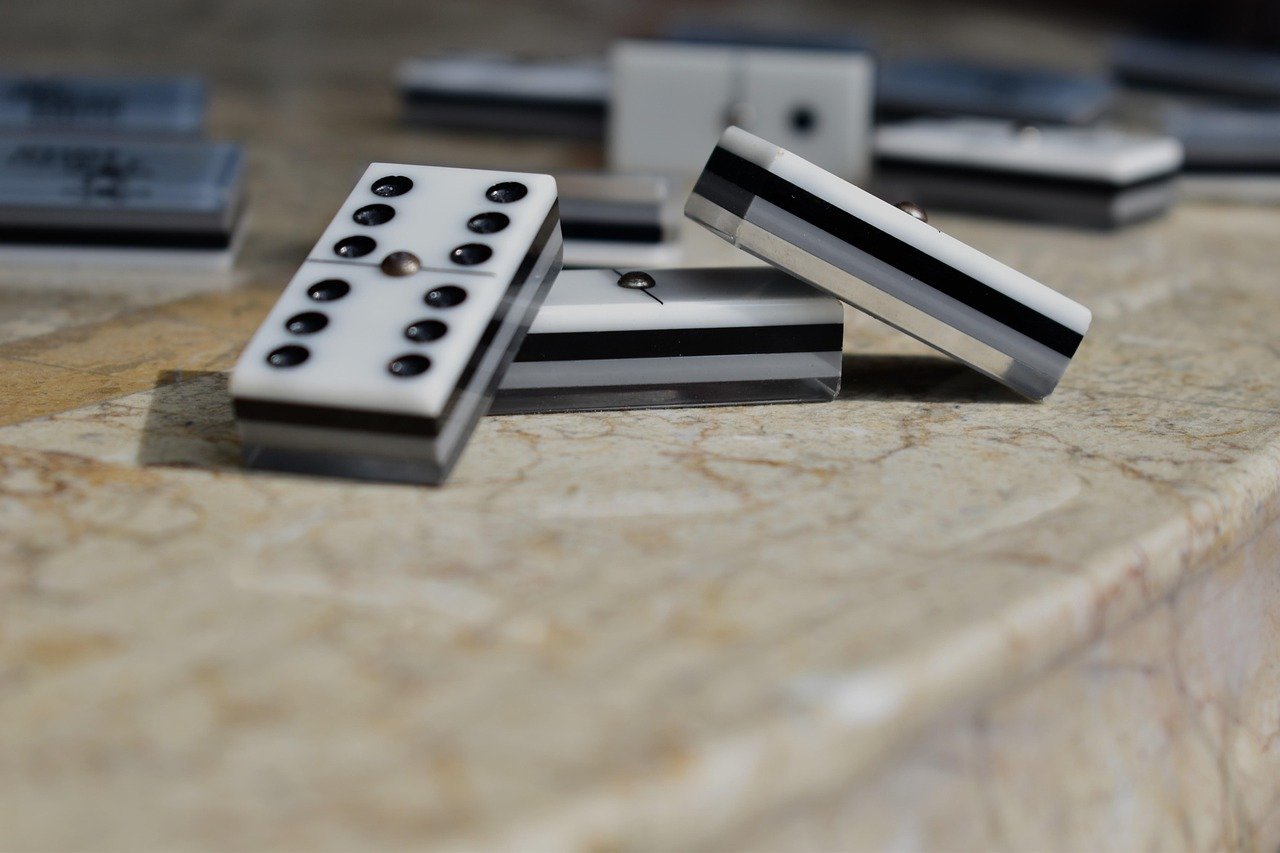 Em sua simplicidade e profundidade, o dominó continua a ser uma parte importante da cultura global, proporcionando entretenimento e conexão para aqueles que se reúnem em torno de suas peças.