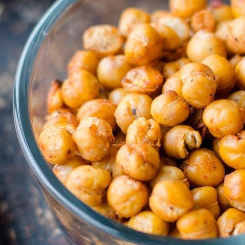 O falafel é simples de fazer e é muito apreciado. O importante é deixar os grãos-de-bico de molho em água por 12 horas. E depois secar bem para misturar no processador com cebola, alho, coentro (ou salsinha), cominho, coentro em pó, sal, pimenta-do-reino e fermento.