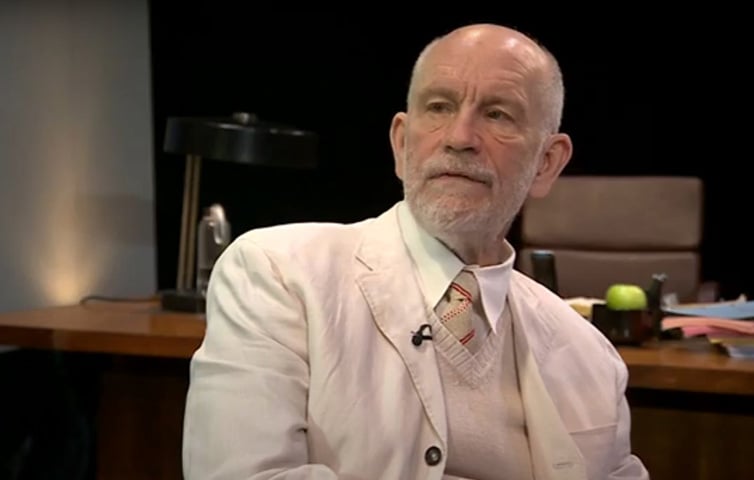 John Malkovich - O ator americano diz que acredita em evidências e não consegue ter qualquer evidência da existência de Deus. -Reprodução Youtube