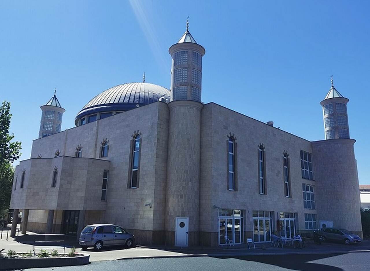 Mezquita de Eyüp Sultan (Eyüp Sultan Camii) - Concluída em 1458, é uma das mesquitas mais sagradas da Turquia, construída no local onde se acredita estar o túmulo de Eyüp, o estandarte do Profeta Maomé. É um importante local de peregrinação.