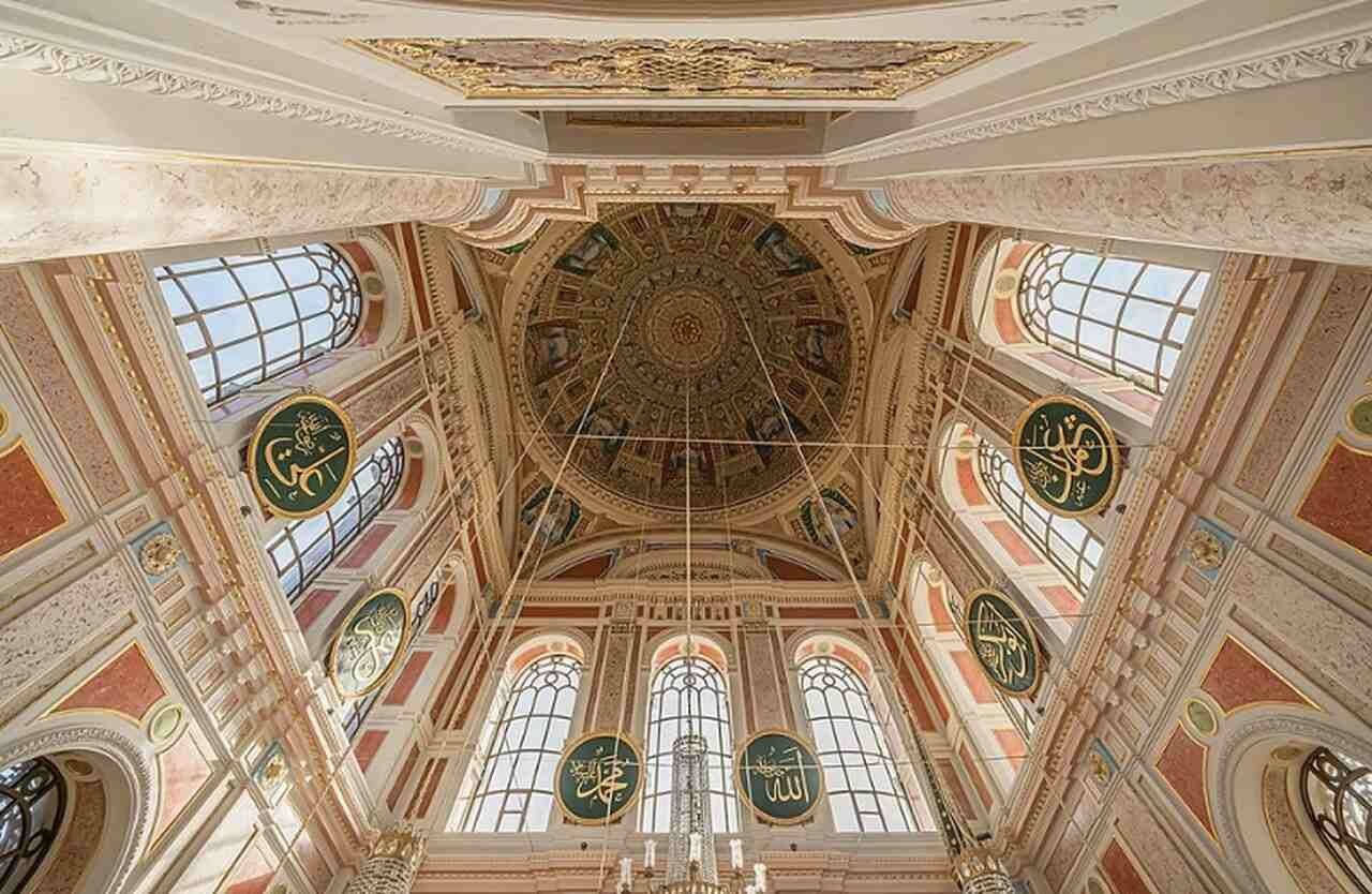 Mezquita OrtakÃ¶y (OrtakÃ¶y Camii) - Localizada Ã s margens do BÃ³sforo, a Mesquita OrtakÃ¶y, concluÃ­da em 1856, Ã© um exemplo notÃ¡vel do estilo neobarroco. Com sua localizaÃ§Ã£o pitoresca, Ã© uma das mesquitas mais fotografadas de Istambul.