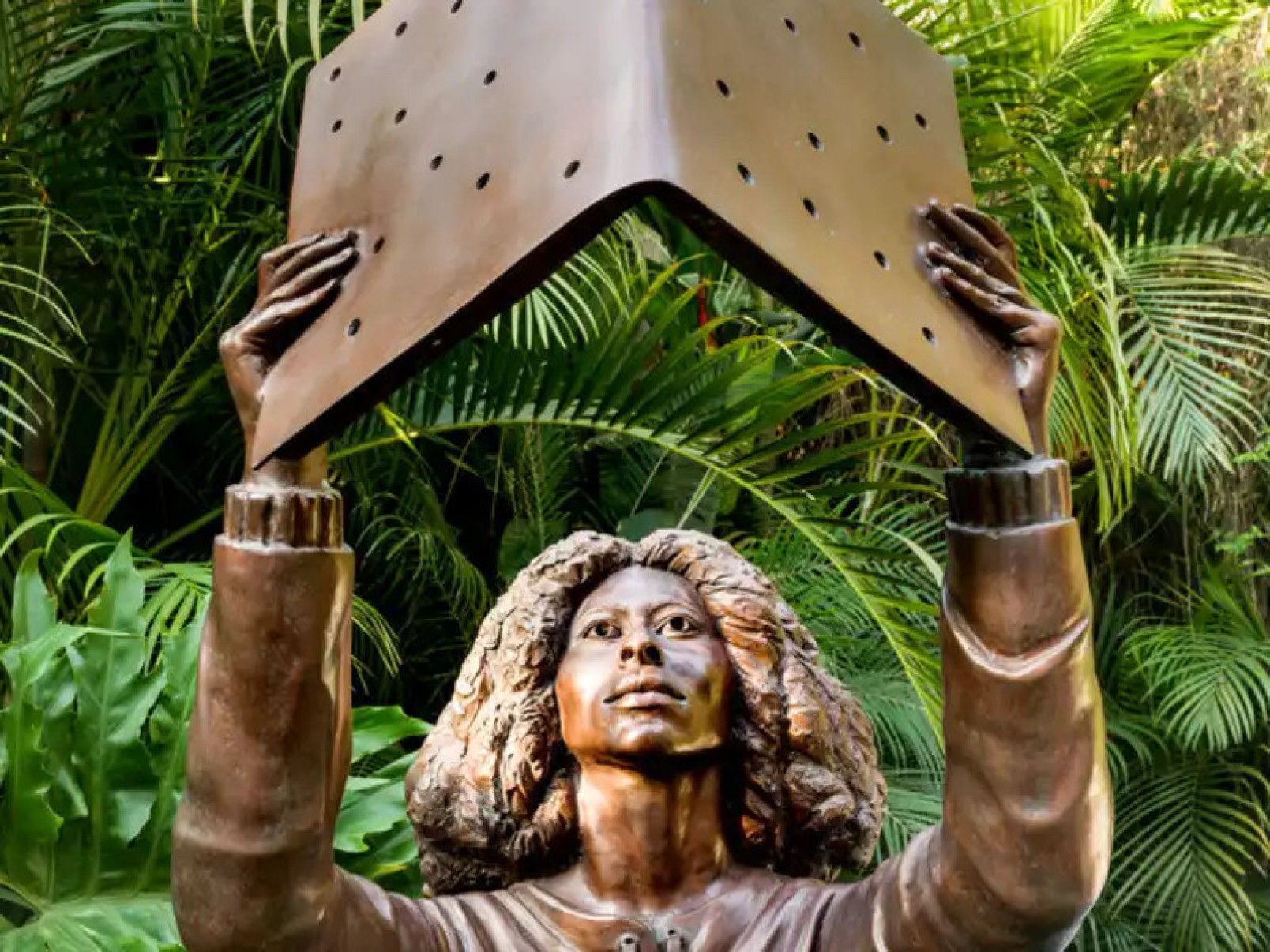 'No meu céu ainda brilham estrelas' remete à Bandeira do Brasil e ao futuro dos jovens 'No meu céu ainda brilham estrelas', escultura de Flavio Cerqueira