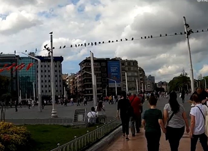 PraÃ§a Taksim (Taksim Meydan?) - Taksim Ã© o coraÃ§Ã£o moderno de Istambul, conhecida por sua movimentada vida noturna, restaurantes e lojas. A praÃ§a Ã© tambÃ©m um importante sÃ­mbolo polÃ­tico e cultural, frequentemente palco de manifestaÃ§Ãµes e eventos pÃºblicos.