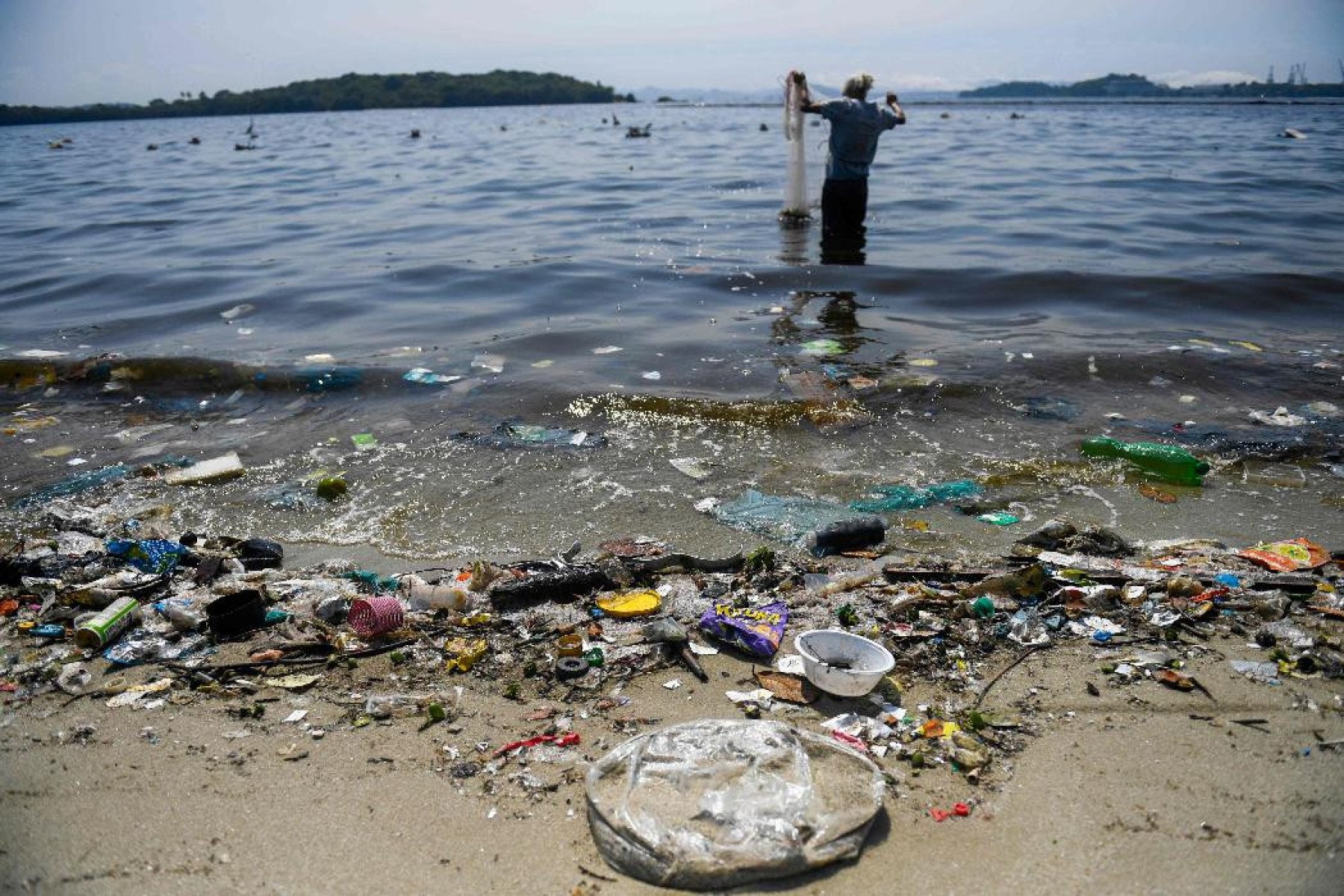 70% do esgoto da região metropolitana do Rio de Janeiro é despejado sem tratamento na Baía da Guanabara-Daniel RAMALHO / AFP