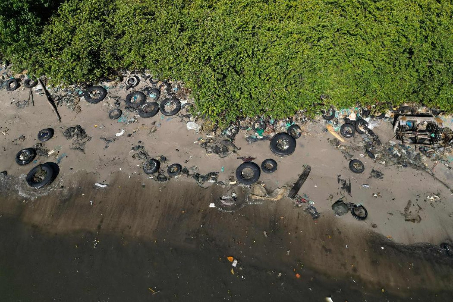 A poluição por esgoto não tratado e resíduos industriais tornou a Baía da Guanabara em um dos lugares mais poluídos do mundo