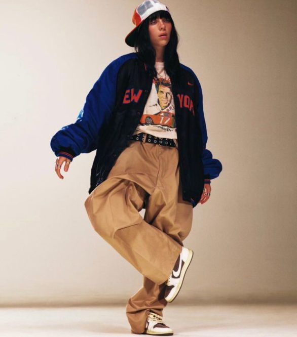 Além do talento musical, Billie Eilish é conhecida por seu visual único e chamativo. Ela é adepta das roupas largas e do chamado 