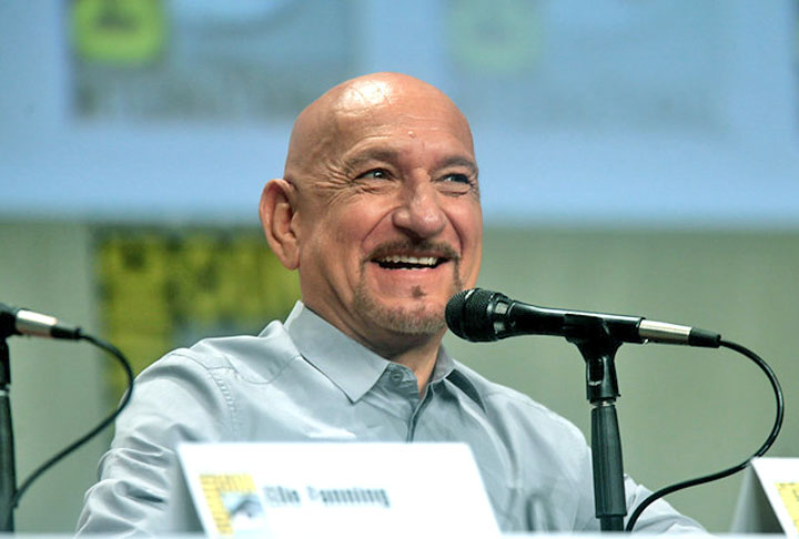 O ator britânico Ben Kingsley, nascido em Scarborough, em 194, se chama Krishna Pandit Bhanji. Ele escolheu seu nome artístico por influência de seu avô materno, para criar uma identidade mais acessível e memorável no mundo do entretenimento.- Flickr/Gage Skidmore