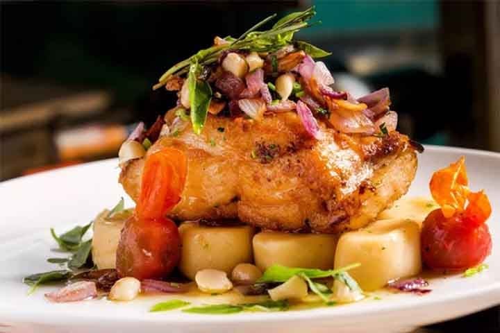 Por conta do seu gosto bastante característico, o bacalhau requer uma técnica de preparo cuidadosa para que se tire o melhor dele. Por ser muito flexível, ele pode ser cozinhado de várias maneiras, como assado ou grelhado, assumindo sabores diferentes em cada receita. A forma mais comum de prepará-lo inclui batatas, cebolas, azeitonas, tomates e, é claro, muito azeite!  Há quem acrescente ovos cozidos e fatiados na decoração do prato. 