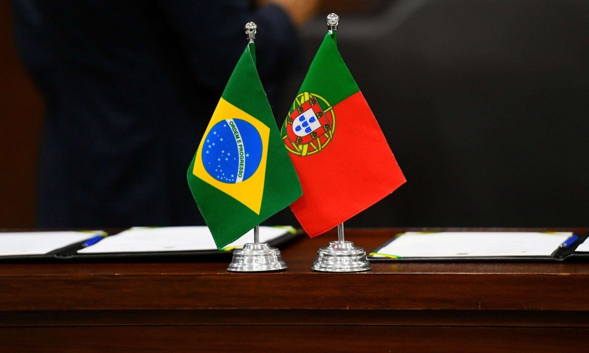  Assinatura de acordo de coopera....o t..cnica entre a C..mara Municipal de Coimbra, a Associa....o Portugal Brasil 200 Anos e o Senado Federal. ..Bandeirolas Brasil e Portugal...Foto: Marcos Oliveira/Senado Federal     