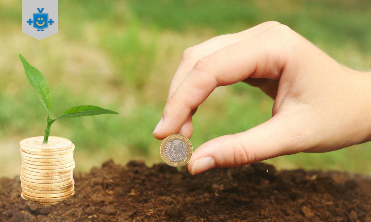 A imagem simboliza crescimento financeiro, mostrando uma mão colocando uma moeda na terra e uma pilha de moedas com uma planta crescendo sobre elas. Representa a ideia de que investir com planejamento gera retornos ao longo do tempo. O logotipo 