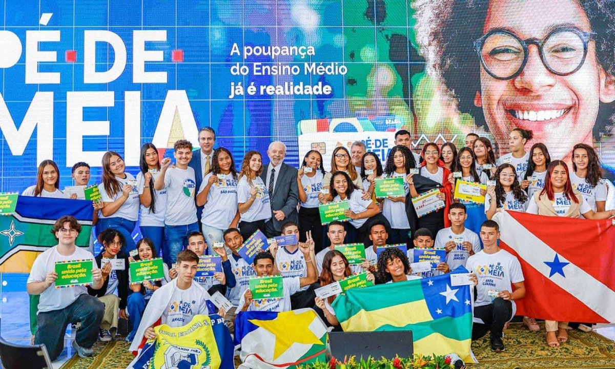 Lula em encontro com estudantes para anúncio de pagamento da primeira parcela do Programa Pé de Meia, no Palácio do Planalto, em março de 2024 -  (crédito: Ricardo Stuckert/PR)