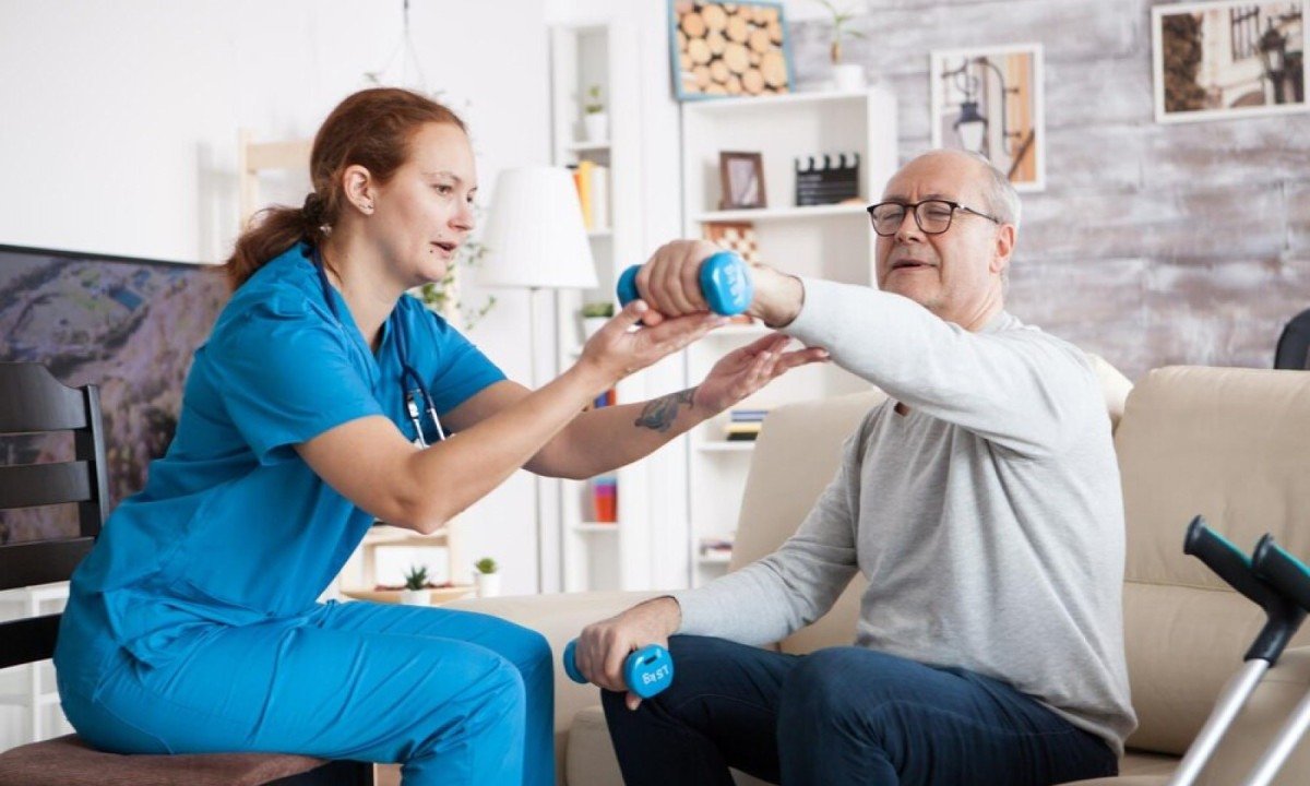 Entre os principais benefícios estão a melhora do equilíbrio, força muscular, mobilidade, capacidade cardiorrespiratória e flexibilidade -  (crédito: DC Studio / FreePik)