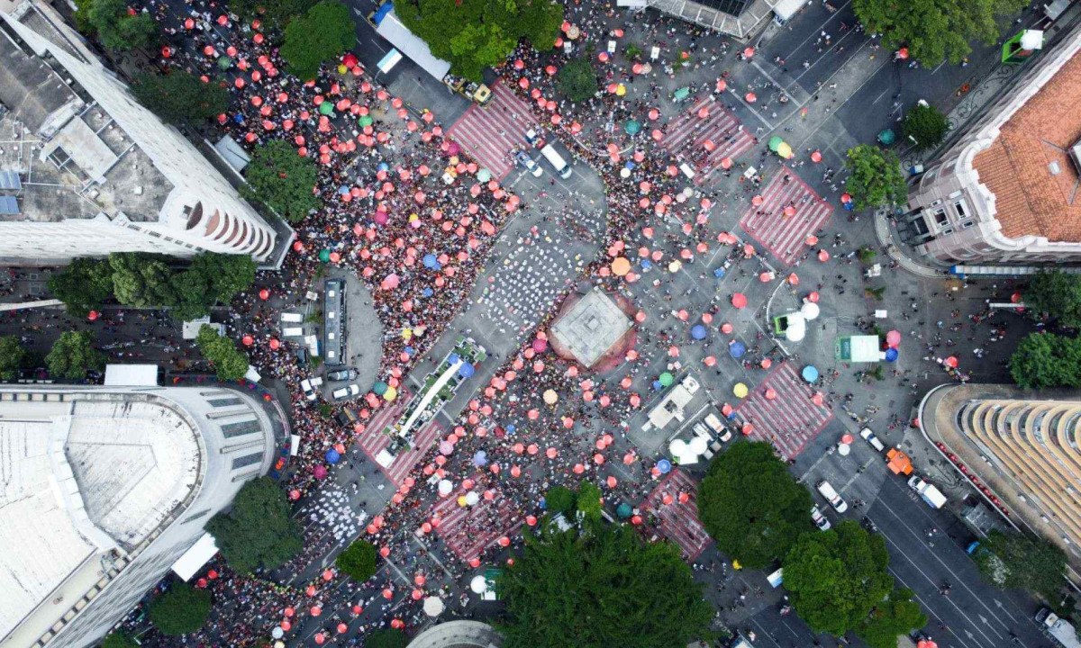 O desfile do bloco Baianas Ozadas, que re&uacute;ne milhares de pessoas pelas ruas do centro da cidade e sai da igreja S&atilde;o Jos&eacute; ando pela Pra&ccedil;a Sete -  (crédito: Leandro Couri/EM/D.A. Press.Brasil.MG.Belo Horizonte)