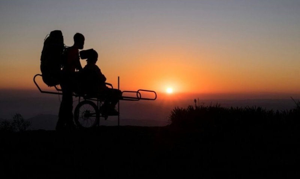 Cadeira adaptada "Julietti", que possibilita a pessoas com deficiência motora desfrutar das trilhas e das belezas da natureza -  (crédito: ONG Montanha para Todos)