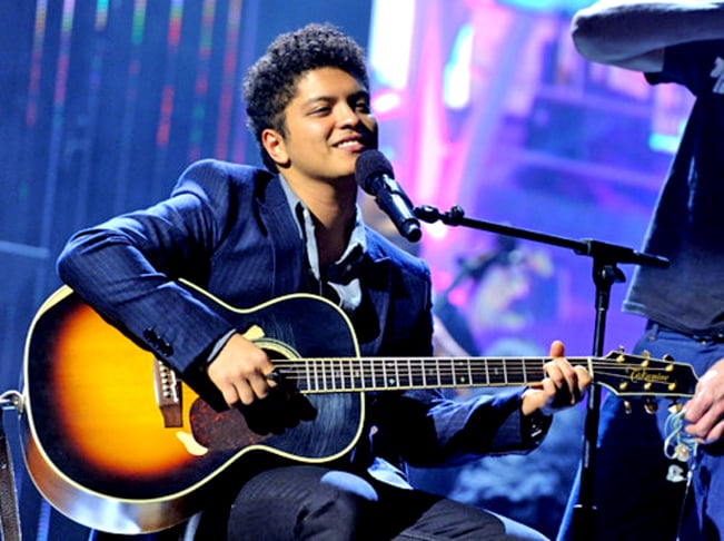 O cantor americano Bruno Mars nascido em 1985, se chama Peter Gene Hernandez.  Adotou o nome artístico porque, por ser músico pop, não queria ser associado ao gênero latino. Escolheu Bruno porque, quando criança, se parecia com o lutador Bruno Sammartino. E Mars em referência o planeta Marte.-DreaMJB - Flickr