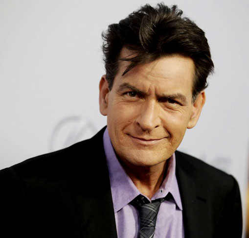 O ator americano Charlie Sheen, nascido em Nova Iorque, em 1965, se chama Carlos Irwin Estevez. Ele escolheu seu nome artÃ­stico inspirado em seu pai, Martin Sheen, cujo nome verdadeiro Ã© RamÃ³n Gerardo Antonio EstÃ©vez. Ele adotou seu nome artÃ­stico em homenagem ao arcebispo e teÃ³logo Fulton J. Sheen.-Alisha Fox - Flickr