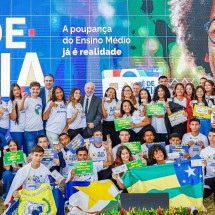 Governo faz acordo para incluir Pé-de-Meia e Vale Gás no orçamento