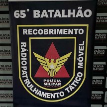MG: motociclista foge da polícia, bate em viatura e é preso com drogas  - Reprodu&ccedil;&atilde;o/PMMG 