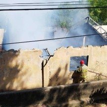 Incêndio atinge galpão com entulho na Região Leste de BH   - CBMMG