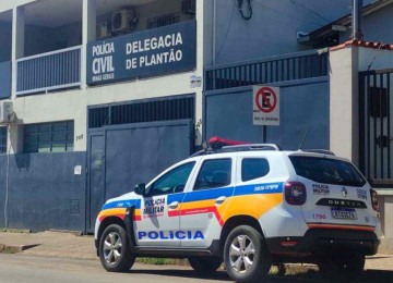 Os policiais também viram quando o homem agrediu o irmão cadeirante da esposa -  (crédito: DivulgaÃ§Ã£o/PMMG)