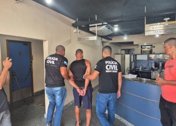 Homem que estava foragido há 19 anos foi preso em Angra dos Reis. Ele é acusado de matar a ex-sogra e tentar contra a vida da ex-companheira e da ex-cunhada -  (crédito: Polícia Civil/divulgação)