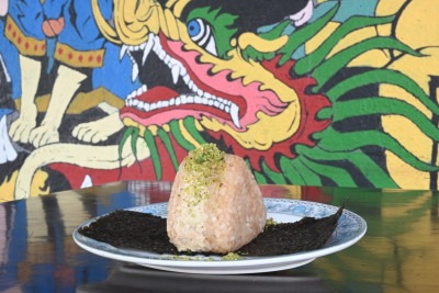 O Onigiri de Salmão com Furikake de Wasabi é o prato com maionese Kewpie servido no Okinaki -  (crédito: Leandro Couri/EM/DA.Press)