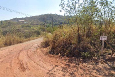 Corpo do homem foi encontrado de bruços em estrada de terra de um aterro sanitário, na BR-381, com marcas de pedradas -  (crédito: Reprodução/Google Street View)