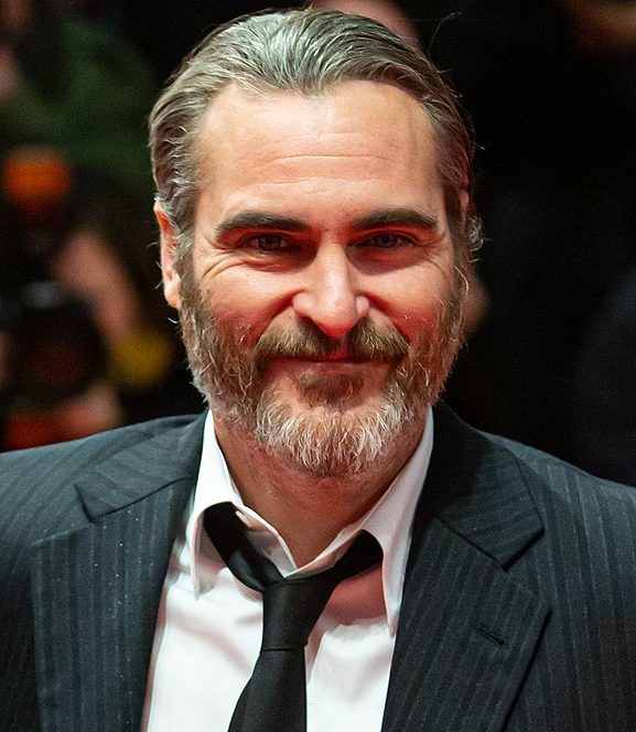 O ator americano, Joaquin Phoenix, nascido em Porto Rico, em 1974, se chama Joaquin Rafael Bottom. O sobrenome mudou quando a família deixou de integrar o grupo religioso Children of God em 1978. Phoenix (fênix, que renasce) simbolizou a nova vida da família. -Harald Krichel - wikimedia commons 