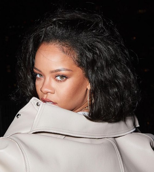 A cantora americana Rihanna, nascida em Saint Michael, em 1988, se chama Robyn Rihanna Fenty. Ela optou por usar apenas seu segundo nome como nome artístico.-Reprodução/@badgalriri
