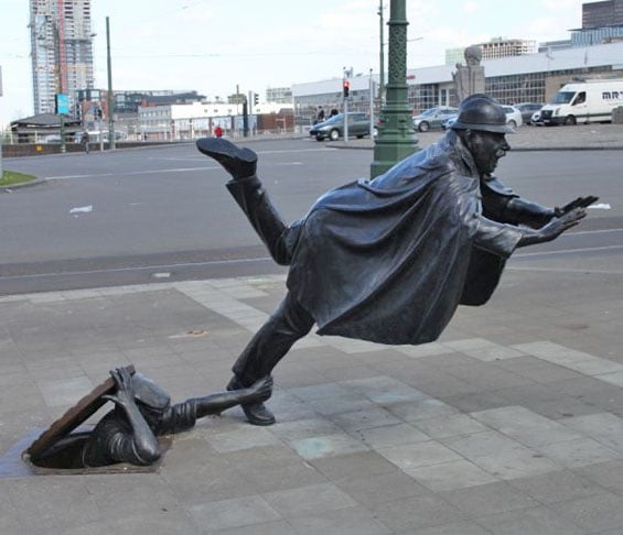 Agente 15 - Bélgica - Feita porTom Frantzen em 1985, mostra um ladrão saindo do bueiro e agarrando o pé de um policial. É uma atração na praça Sainctelette, em Bruxelas, e, segundo o autor, homenageia Hergé, criador do personagem Tintim. 