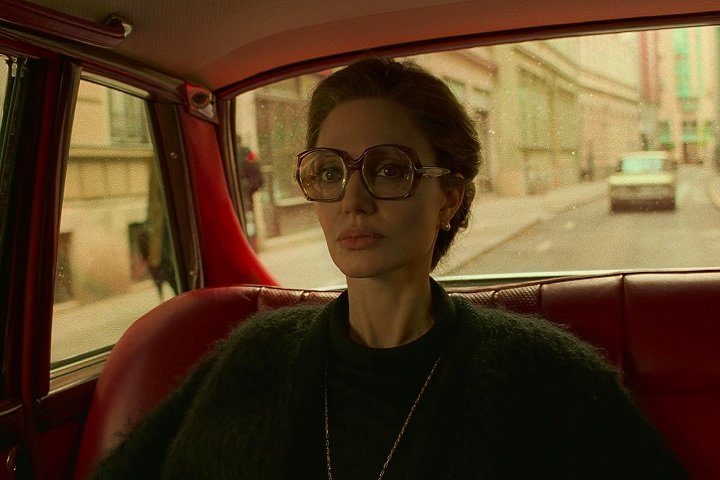 Angelina Jolie - Outra que também concorreu ao Globo de Ouro e não deu as caras no Oscar foi Angelina Jolie por seu papel em 